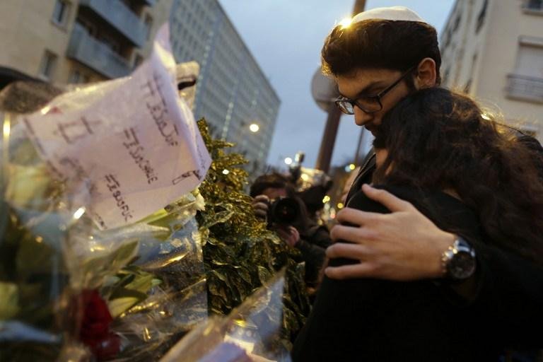 Milhares sa&iacute;ram as ruas em homenagem aos mortos nos atentados em Paris