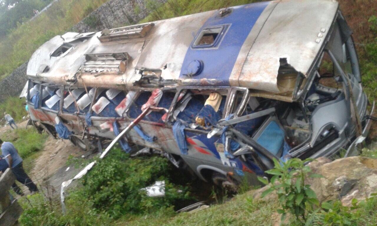Ve&iacute;culo despencou de ribanceira na BR 282, em Alfredo Wagner