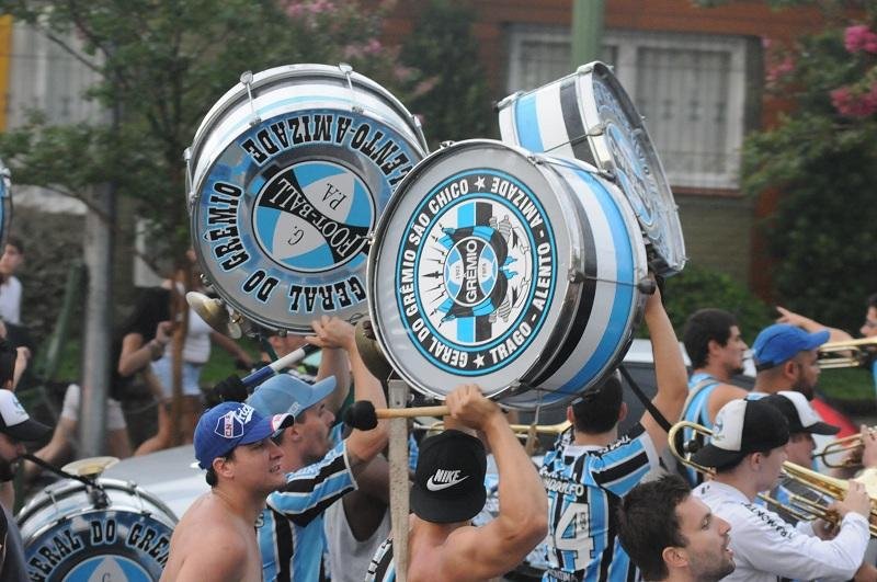 Cerca de 3 mil torcedores acompanharam a volta do Gr&ecirc;mio a Bento Gon&ccedil;alves