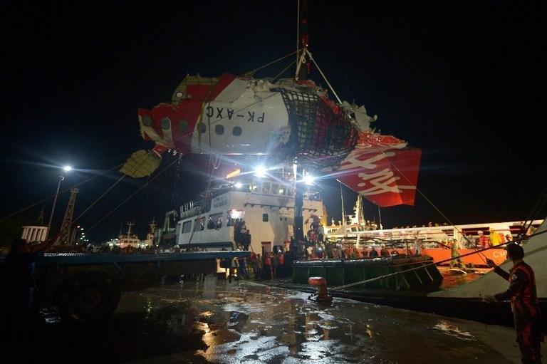 A cauda da aeronave, trazendo a logomarca da AirAsia, foi retirada da &aacute;gua no s&aacute;bado
