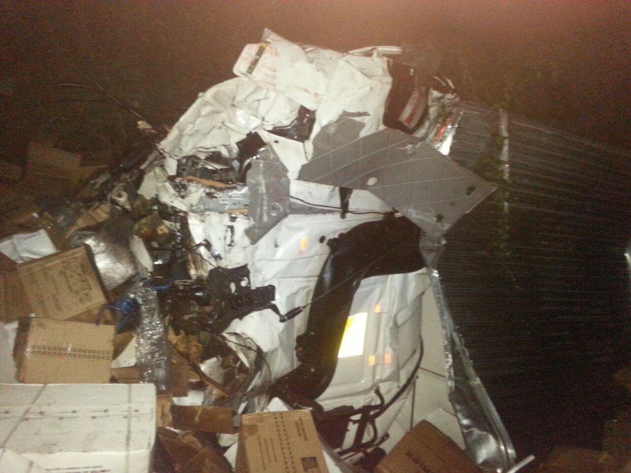 Motorista da carreta ficou preso &agrave;s ferragens do ve&iacute;culo, mas chegou a ser socorrido por equipes do Samu