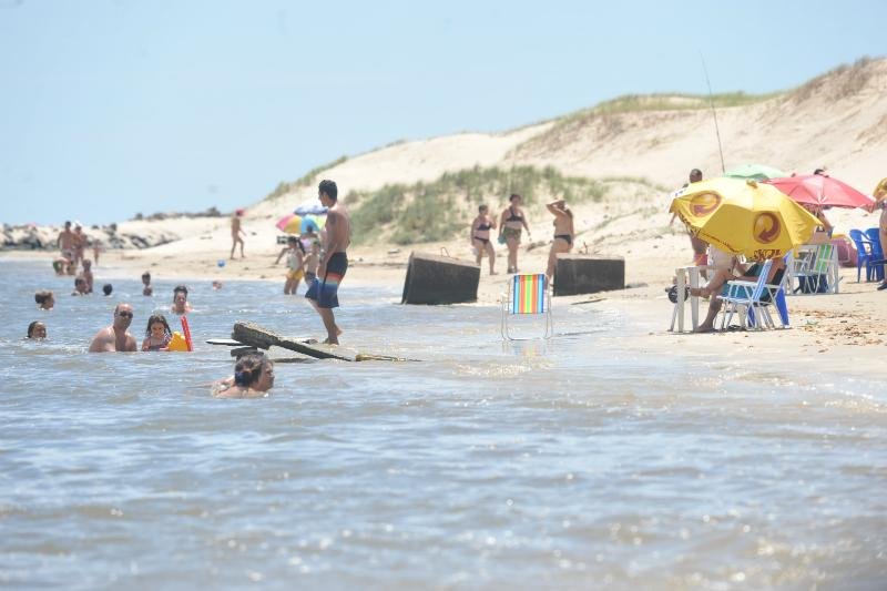 Praia teve m&aacute;ximas acima de 30&deg;C nesta segunda-feira