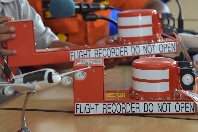 Recuperadas caixas pretas de avi&atilde;o da AirAsia 