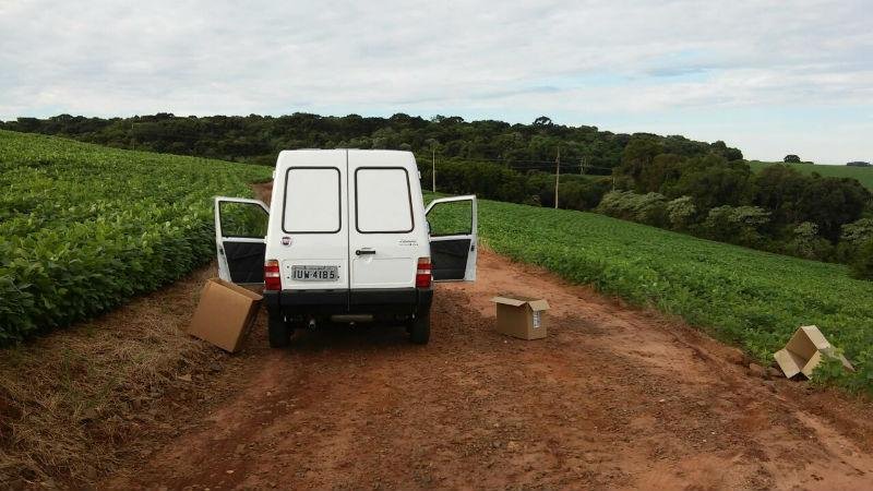 Autom&oacute;vel que transportava a carga ficou abandonada no local onde as caixas foram mudada de ve&iacute;culo