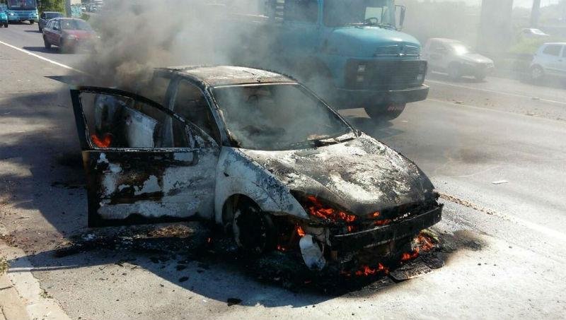 Ve&iacute;culo pegou fogo na BR 116