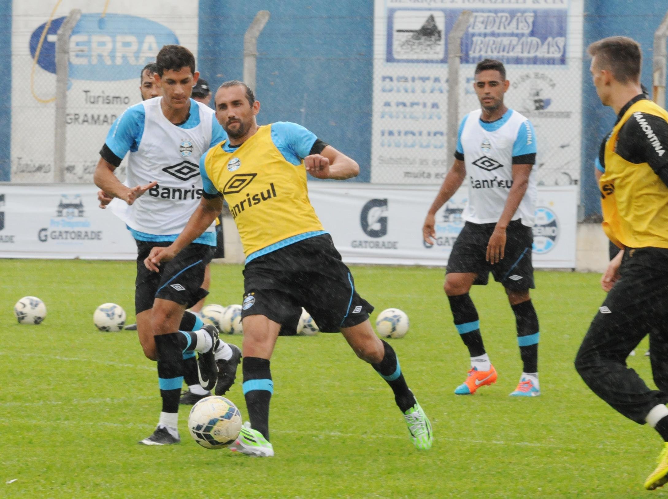 Felip&atilde;o esbo&ccedil;a Gr&ecirc;mio com Barcos e Moreno no ataque