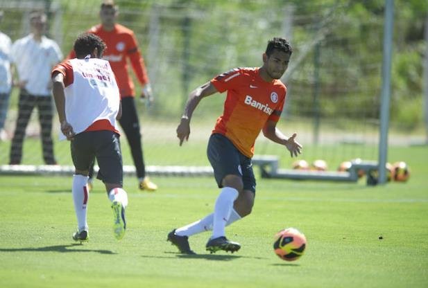Jogador de 24 anos de idade defendeu o Goi&aacute;s no &uacute;ltimo Campeonato Brasileiro