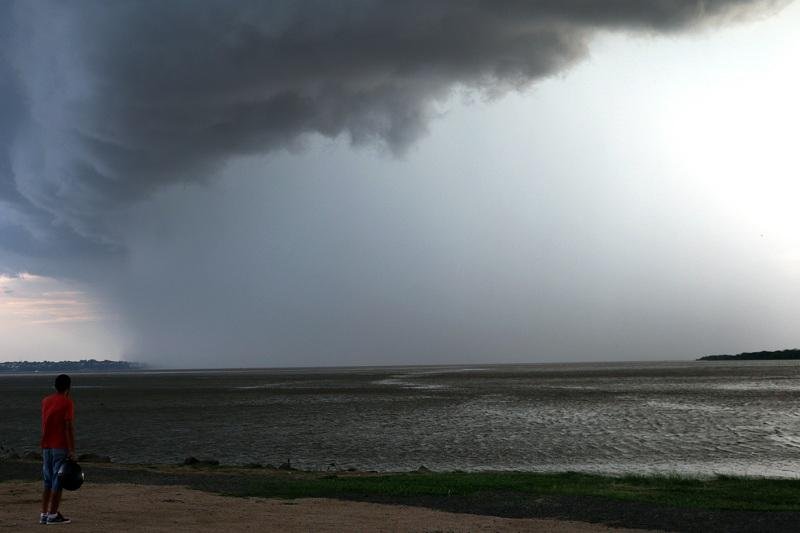 Temporal escureceu o fim da tarde na orla do Gua&iacute;ba