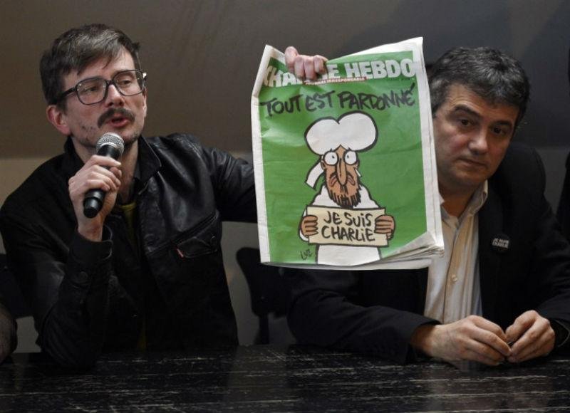 Cartunista de Charlie Hebdo mostra a capa da edi&ccedil;&atilde;o que vai &agrave;s bancas nesta quarta