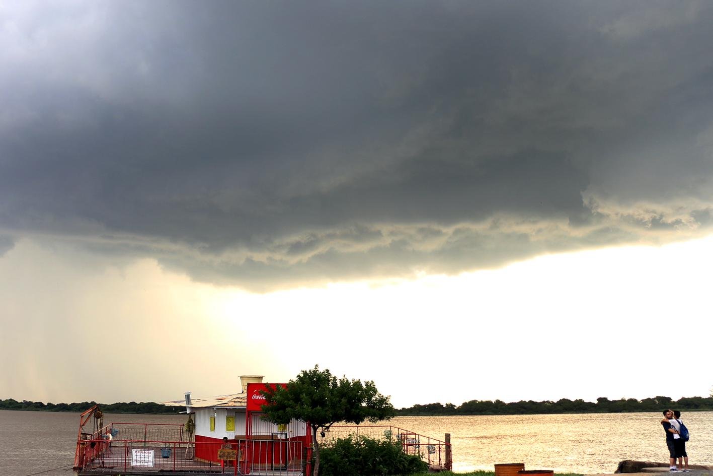 Dia come&ccedil;a com precipita&ccedil;&atilde;o no Oeste e Sul, mas instabilidade avan&ccedil;a
