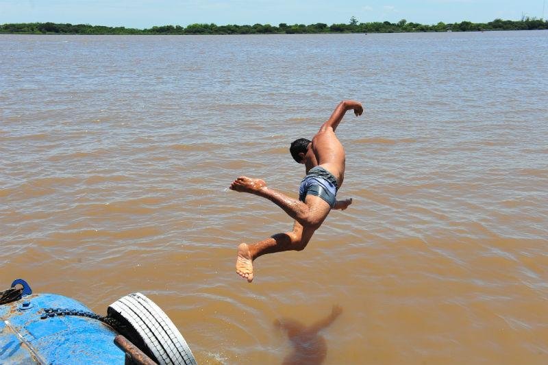 Calor faz banhistas se arriscarem nas &aacute;guas do Gua&iacute;ba