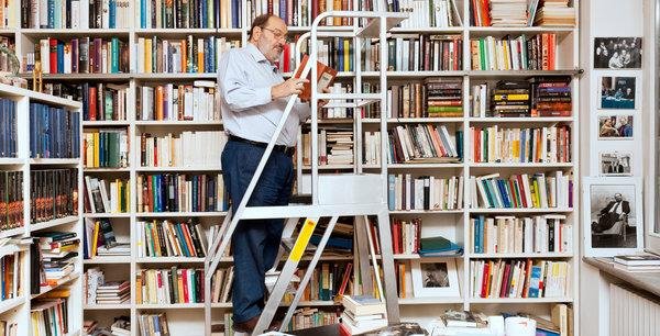 Umberto Eco narra a hist&oacute;ria em uma It&aacute;lia que vive em meio a corrup&ccedil;&atilde;o e s&eacute;rie de investiga&ccedil;&otilde;es