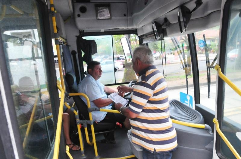 Motoristas buzinavam quando recebiam o material gr&aacute;fico