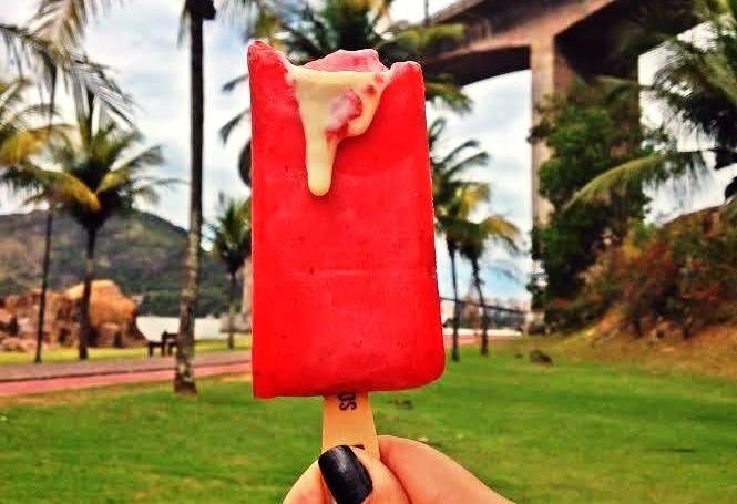 A famosa paleta de morango recheada com leite condensado, sucesso justificado pela foto