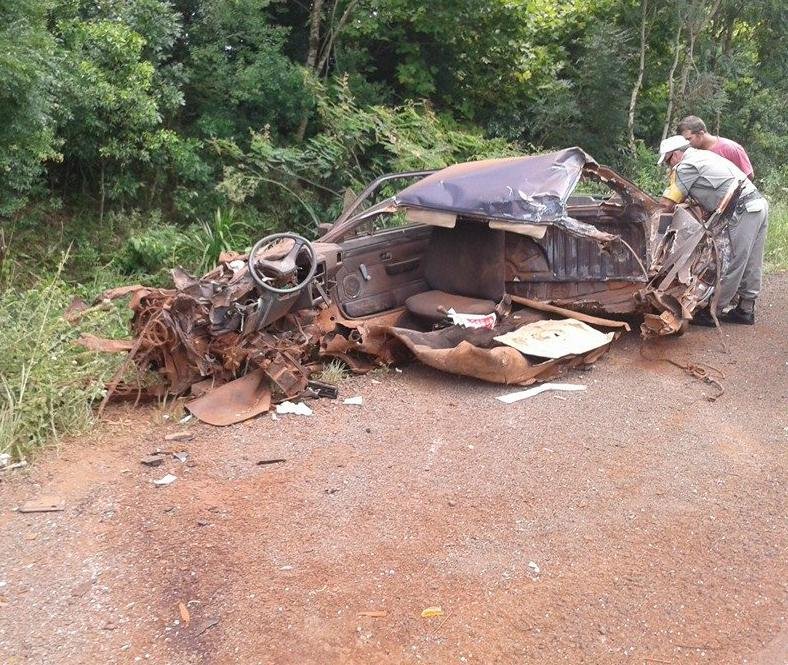Ve&iacute;culo ficou completamente destru&iacute;do