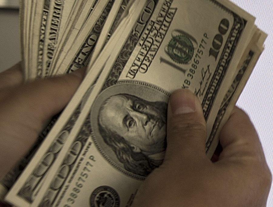 D&oacute;lar volta a cair e fecha na menor cota&ccedil;&atilde;o em um m&ecirc;s