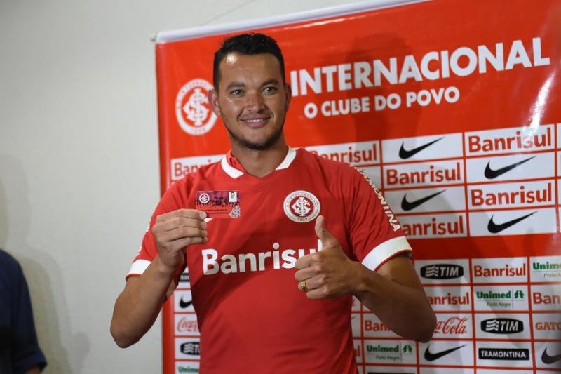 Zagueiro mira Libertadores e afirma ter sido mal interpretado em declara&ccedil;&atilde;o sobre o Gr&ecirc;mio