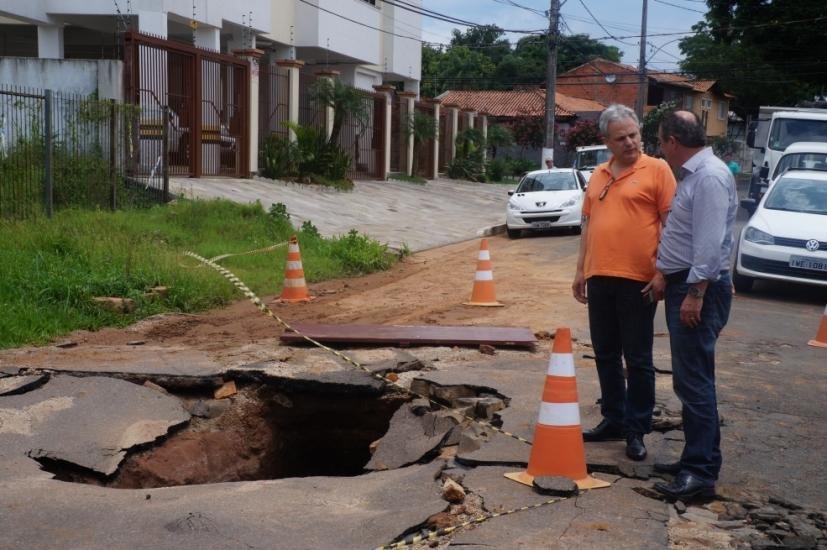 Prefeito visitou casa que foram alagadas devido a um rompimento de um cano na Vila Lourdes