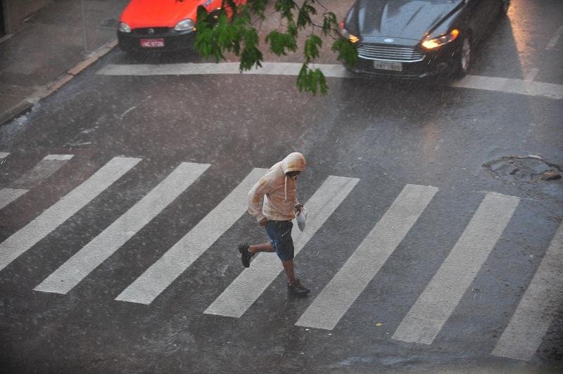Chance de temporais &eacute; menor, mas dia abafado deve ter pancadas de chuva