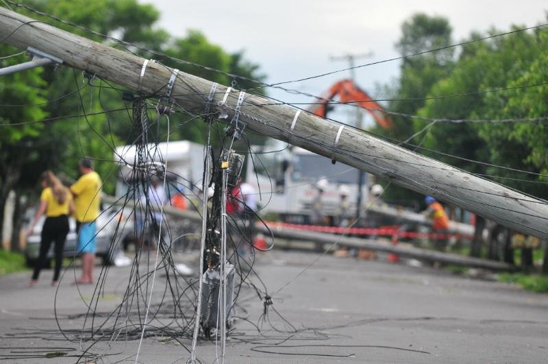 Falta de luz ainda atinge 30 mil pontos no RS