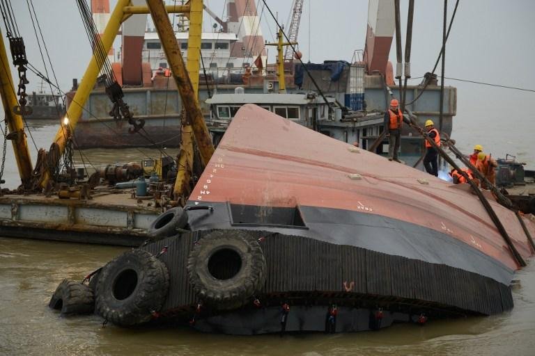 Servi&ccedil;os de salvamento recuperaram tr&ecirc;s passageiros do navio