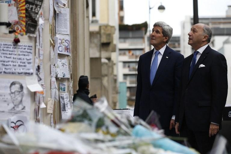 Kerry declarou ao seu anfitri&atilde;o que n&atilde;o p&ocirc;de ir antes a Paris porque estava em viagem