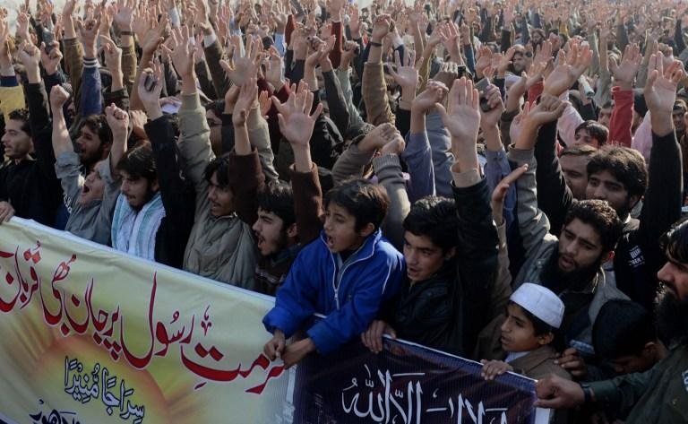 Protesto ocorreu em frente ao consulado franc&ecirc;s da cidade de Karachi