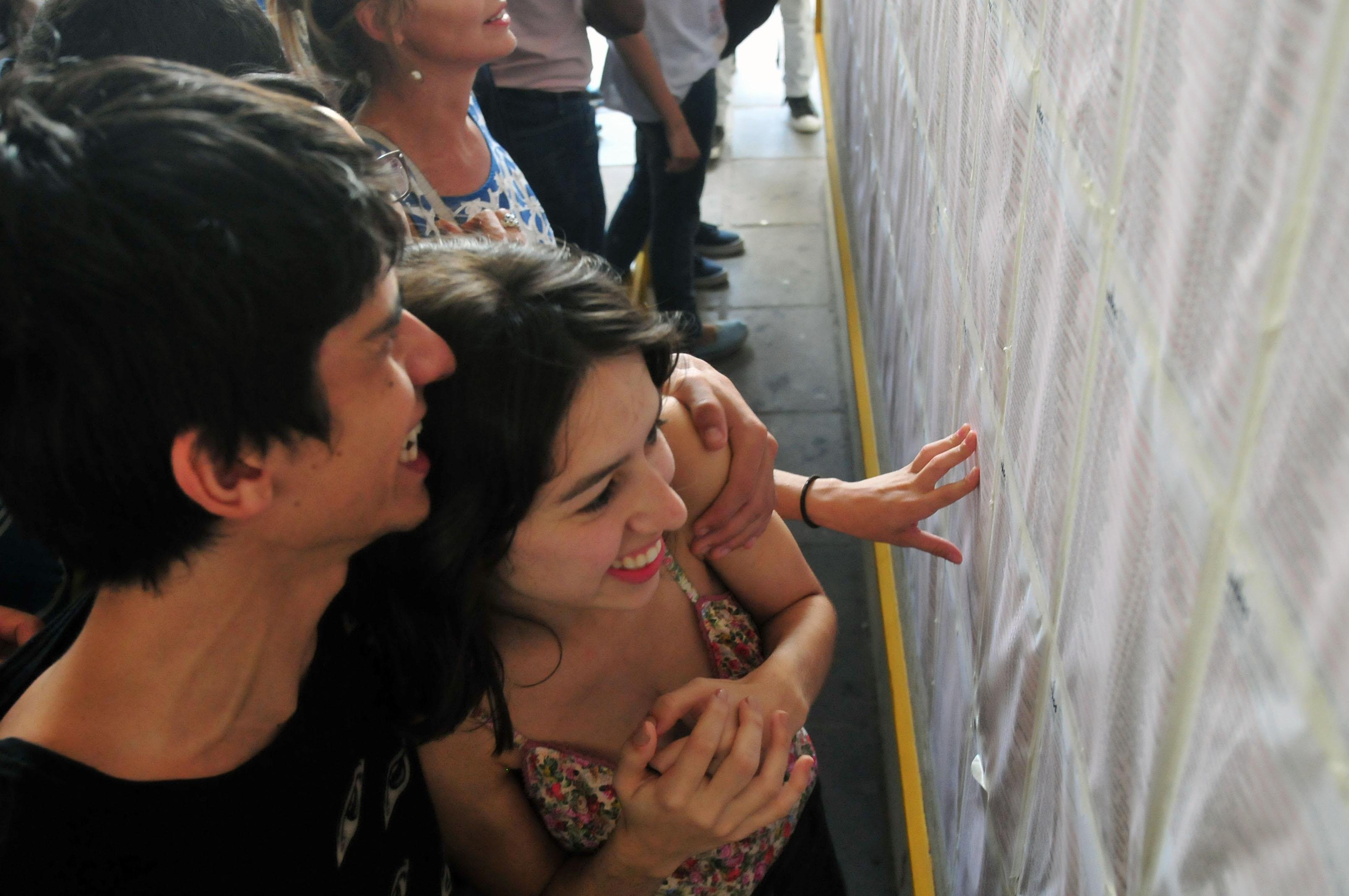 Estudantes conferem o list&atilde;o da Ufrgs 