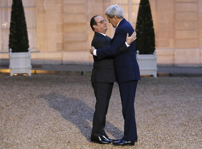 Kerry abra&ccedil;a Hollande e diz que os EUA compartilham a dor dos franceses