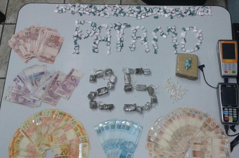 Tamb&eacute;m foram localizados 290 buchas de coca&iacute;na, 54 pedras de crack e 20 tabletes de maconha