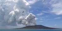 Erupção ocorreu através de duas crateras, uma situada em ilha desabitada e outra submarina