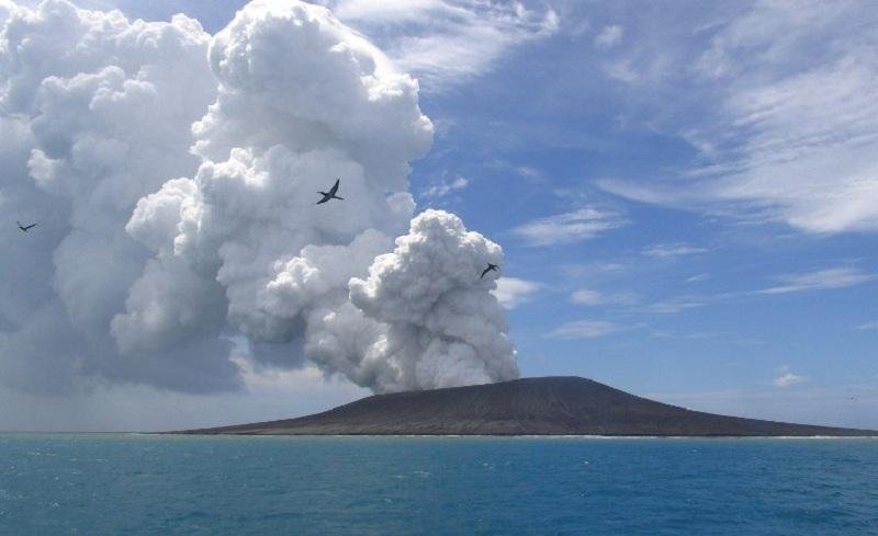 Erup&ccedil;&atilde;o ocorreu atrav&eacute;s de duas crateras, uma situada em ilha desabitada e outra submarina