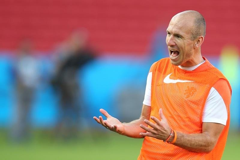 Ap&oacute;s incidente, Robben recebeu atendimento m&eacute;dico e voltou com grande curativo na m&atilde;o esquerda