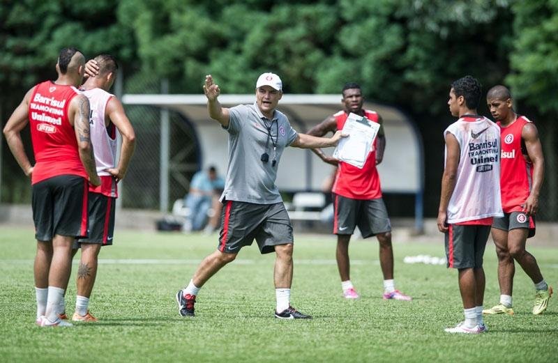 Diego Aguirre tem aproveitado pr&eacute;-temporada em Bento Gon&ccedil;alves para conversar com os jogadores