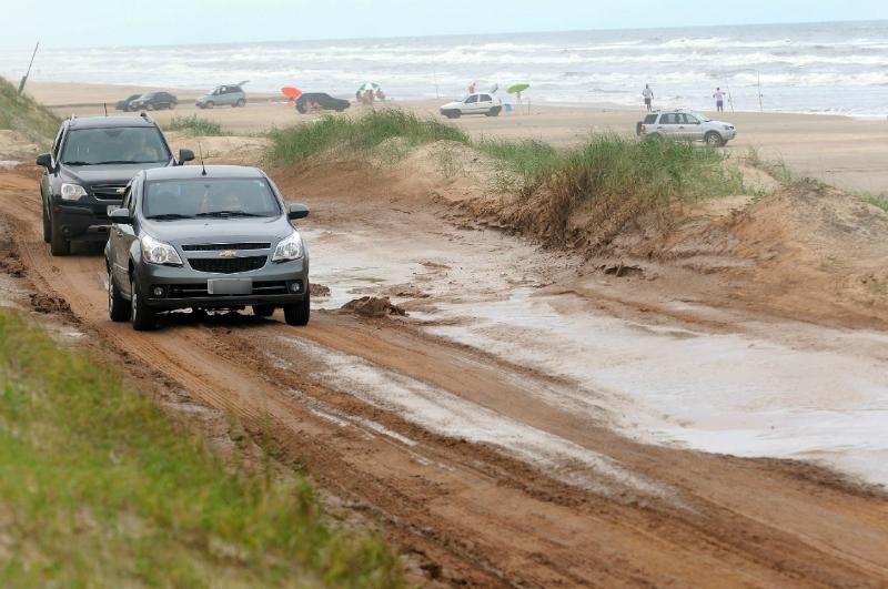 Buracos e ac&uacute;mulo de &aacute;gua da chuva s&atilde;o principais problemas