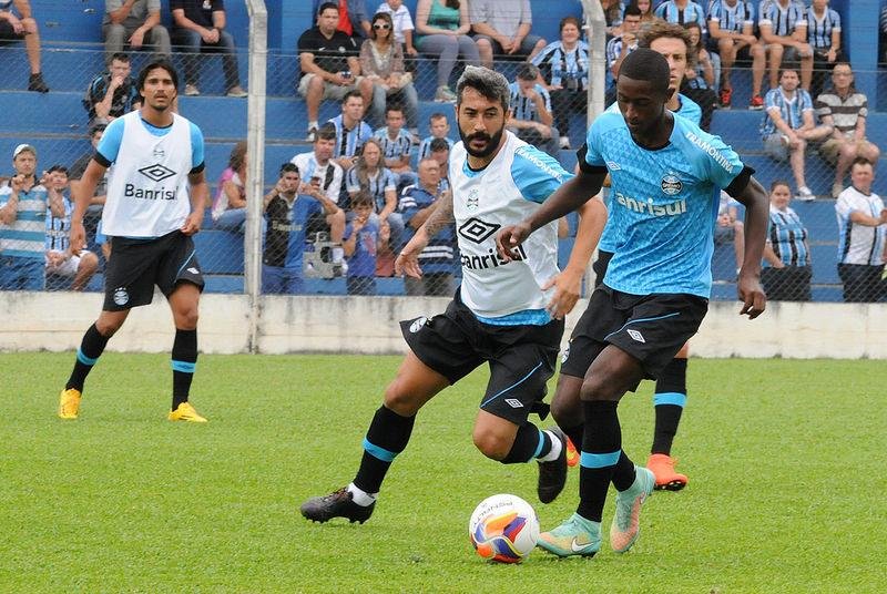 Jogadores experientes como Douglas ter&atilde;o papel fundamental para apoiar os jovens do Gr&ecirc;mio