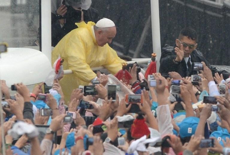 Papa re&uacute;ne seis milh&otilde;es de pessoas em missa em Manila 