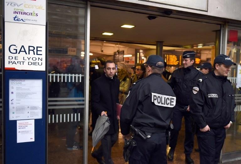 Pol&iacute;cia da Fran&ccedil;a liberta tr&ecirc;s suspeitas de liga&ccedil;&atilde;o com ataques em Paris