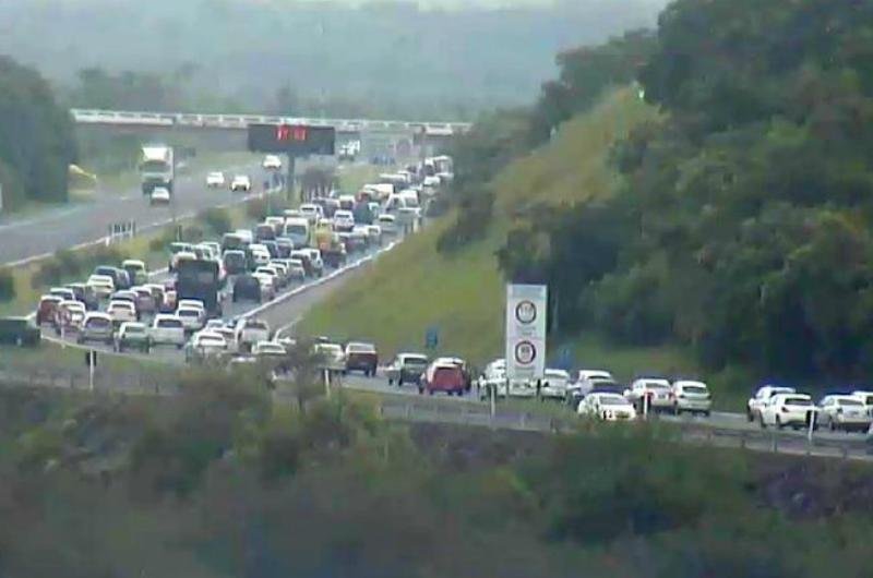 Freeway apresenta trechos de lentid&atilde;o na volta do litoral