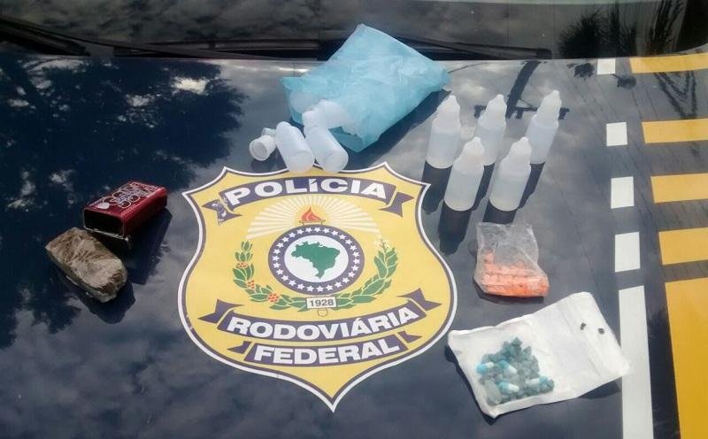 Grupo levava 76 comprimidos de ecstasy, lan&ccedil;a-perfume e maconha dentro de carro