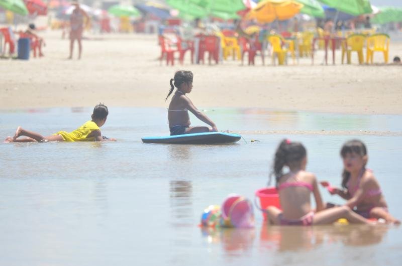 Temperatura na faixa dos 30 graus, mar limpo e pouco vento levou um bom n&uacute;mero de veranistas &agrave; praia