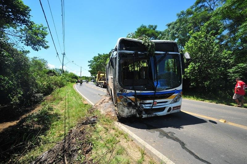 &Ocirc;nibus bate em poste e ficou parcialmente tombado na Estrada da Serraria