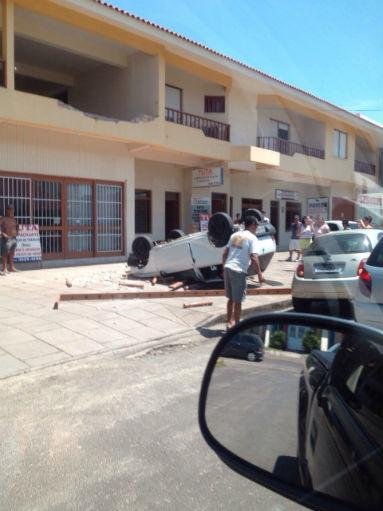Carro caiu do segundo andar de pr&eacute;dio do Detran