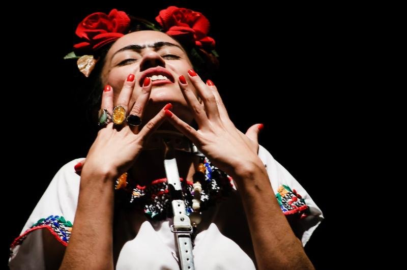 Ju&ccedil;ara Gaspar interpreta a pintora mexicana Frida Kahlo na Sala &Aacute;lvaro Moreyra