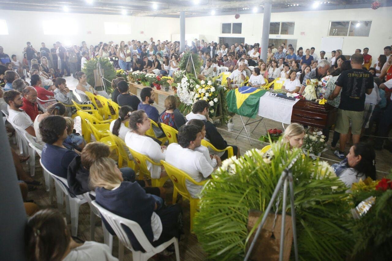 Tristeza e como&ccedil;&atilde;o marcam vel&oacute;rio de surfista morto em Santa Catarina 