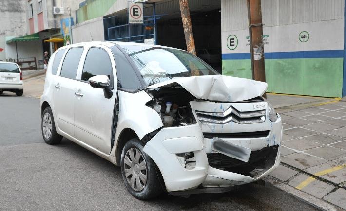 Motorista bateu contra fachada de distribuidora
