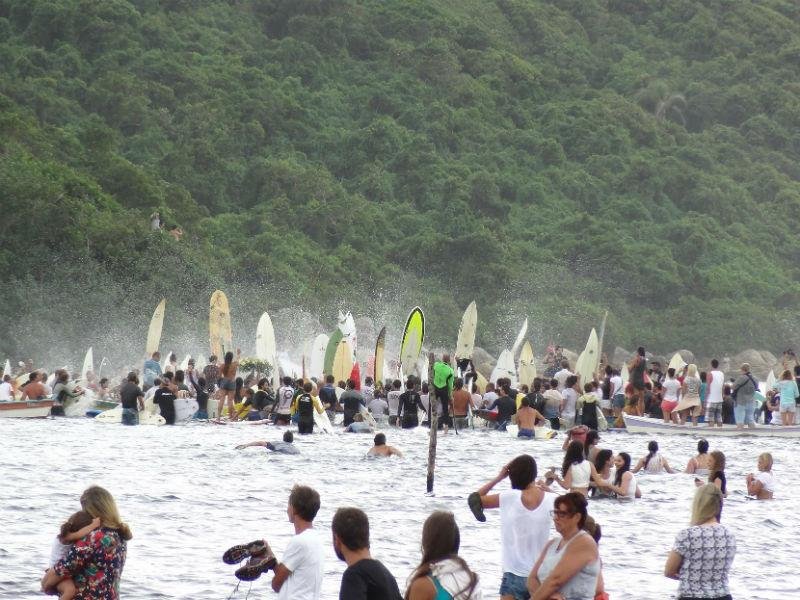 Surfistas prestaram homenagem ao amigo Ricardinho na Guarda do Emab&uacute;