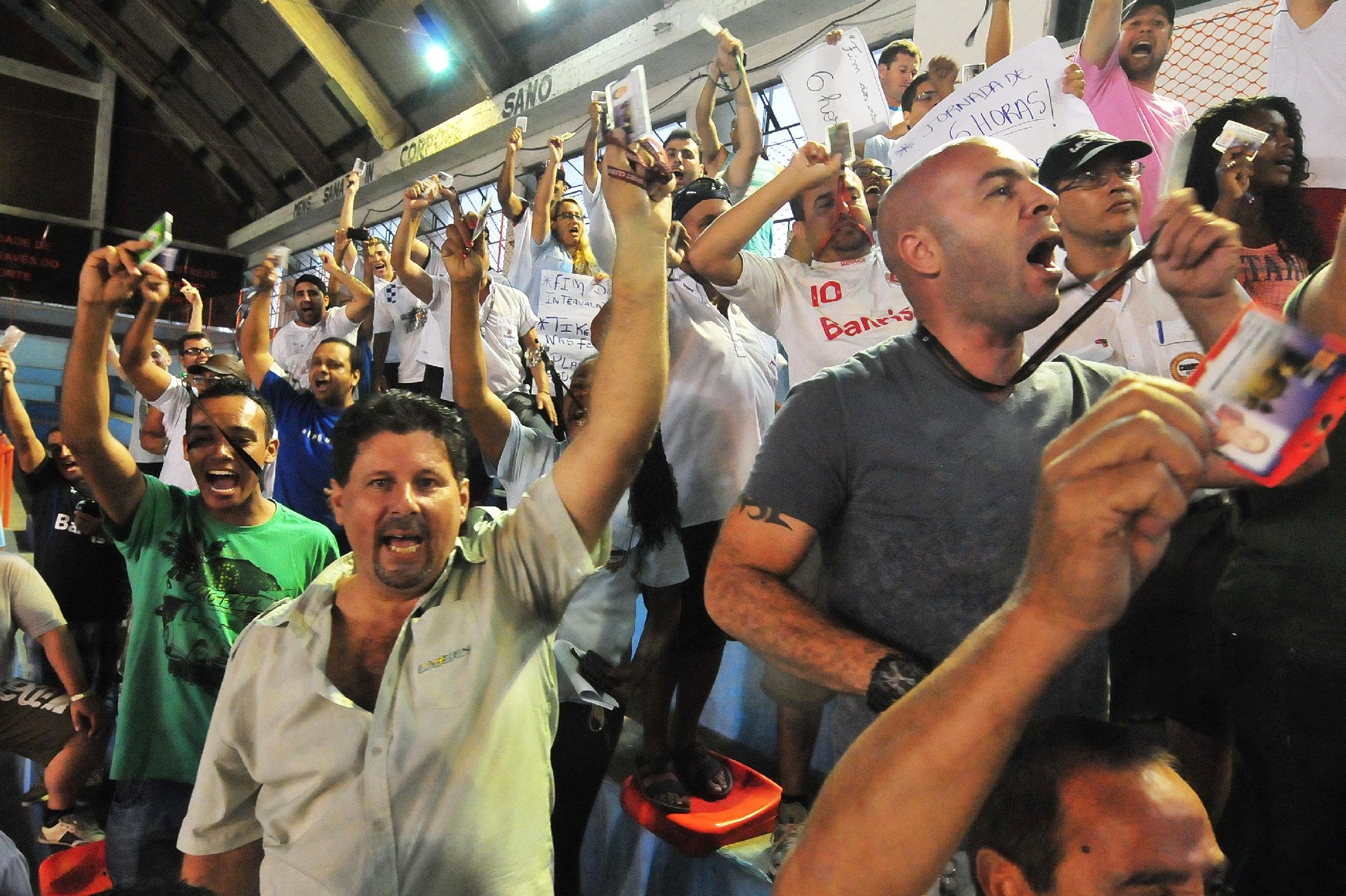 Grupo dissidente questiona decis&otilde;es da diretoria
