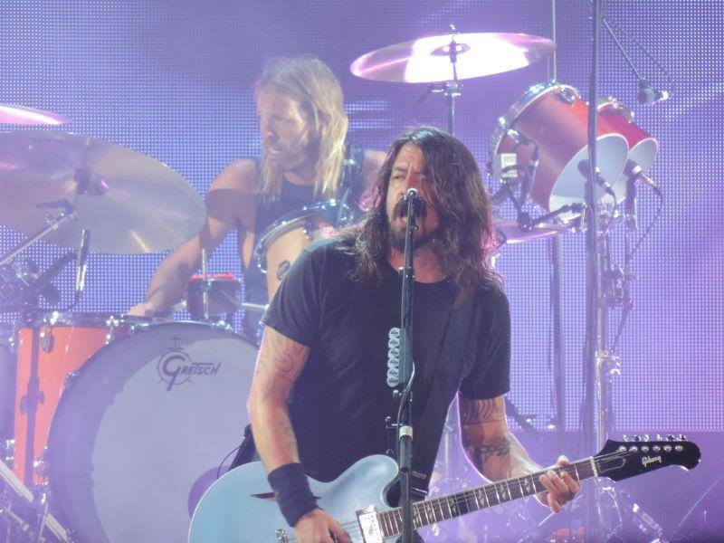 Grohl interagiu com a plat&eacute;ia e aceitou uma bandeira do RS de um f&atilde;