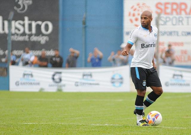 Fellipe Bastos pode deixar o Gr&ecirc;mio e o time perde em experi&ecirc;ncia